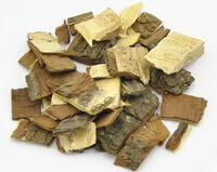 brownish yellow dried bark pieces of Cortex Meliae are piled together