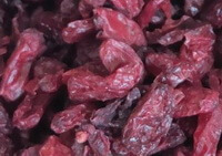 bacche secche e rossastre di ciliegio corniolo asiatico ammucchiate tra loro