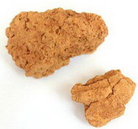 due blocchi kaki di terra gialla calcinata, e un grande blocco e un piccolo blocco