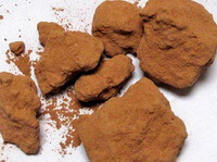 diversi blocchi di color kaki marrone della Terra gialla calcinata con alcune polveri