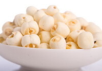 many light yellow herb seeds of Semen Nelumbinis are piled together in a plate