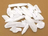 I cristalli di gesso fibroso si trovano in un mucchio
