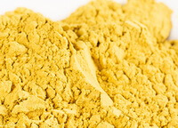 poudre jaunâtre de pollen de queue de chat