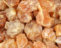 bulbi essiccati di cipolla longstamen di colore arancione chiaro impilati insieme