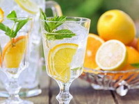 orange pieces are placed in cups with ice blocks