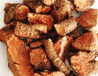 many brown dried Rhodiola Crenulata root segments are piled together