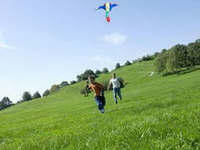 Tips for health preservation in spring:flying kites.