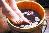 The benefits of soak your feet with saline water