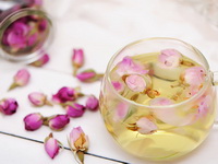 The health benefits and functions of rose flower tea.